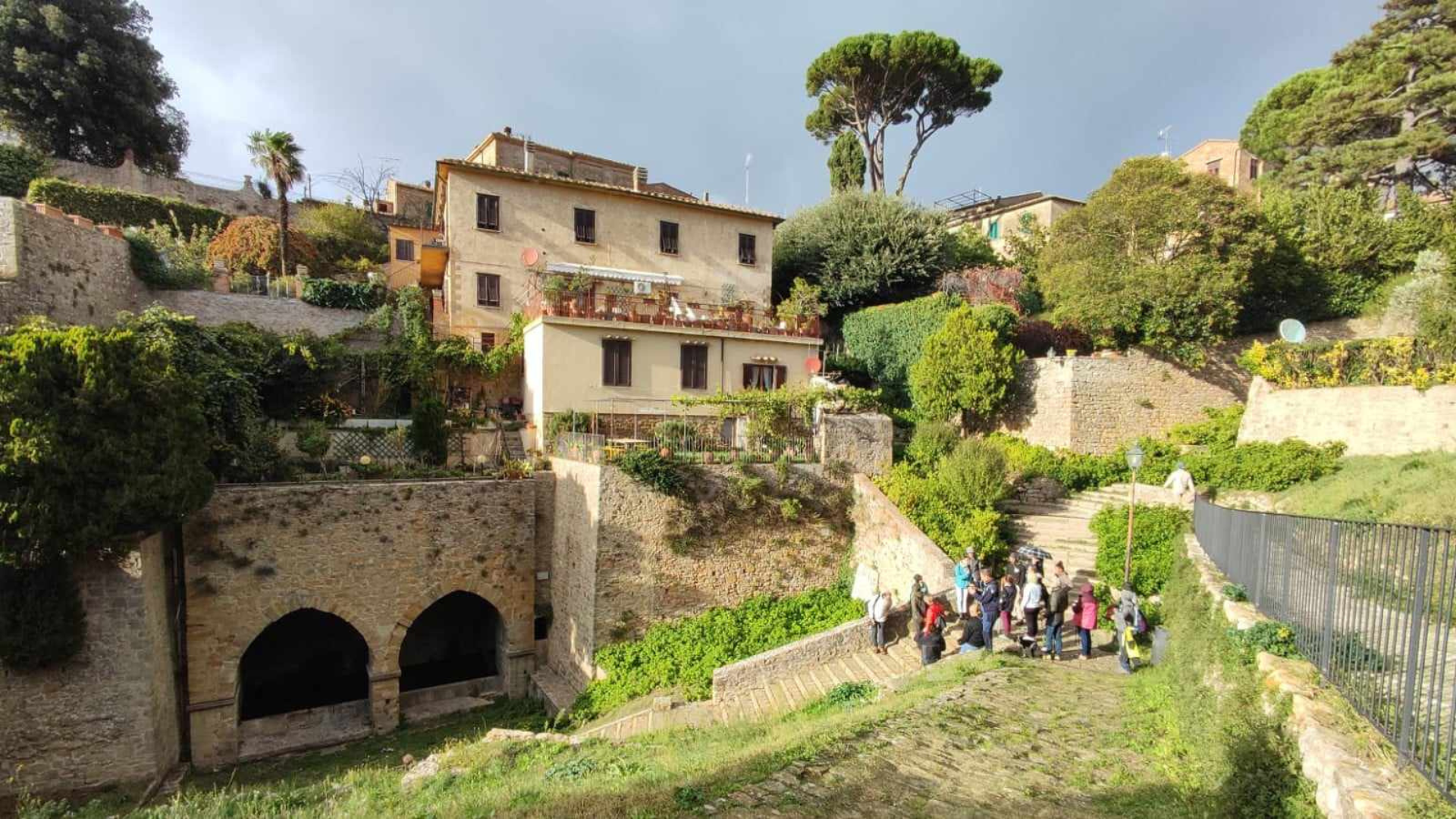 Urban trekking in Volterra with environmental guide