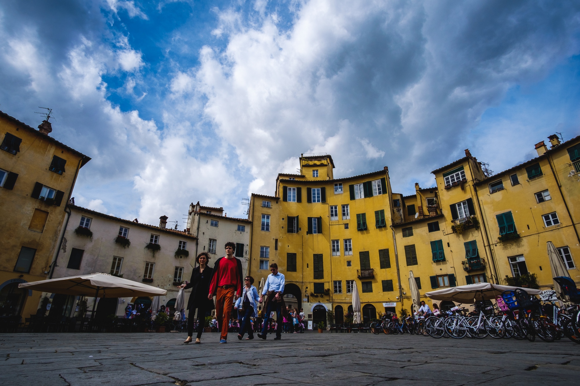 Die Piazza dell'Anfiteatro in Lucca