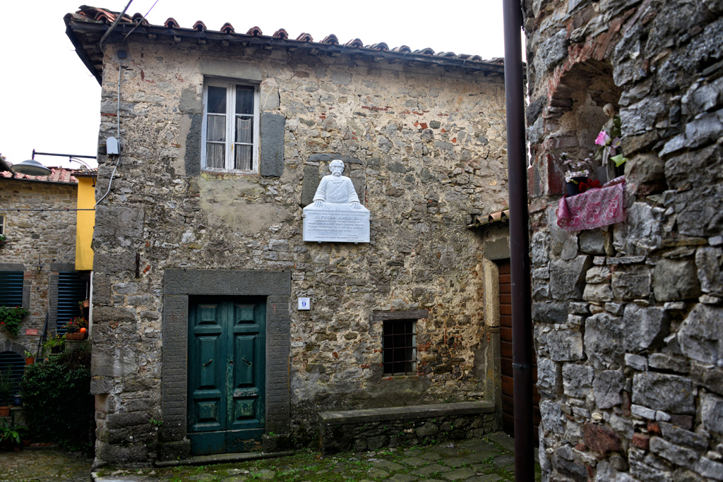 There is a room dedicated to the musician Alfredo Catalani inside the Chestnut Museum in Colognara.