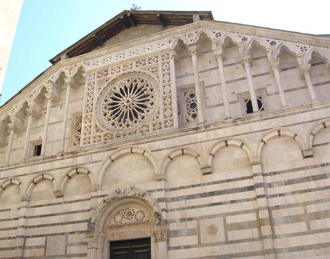 Delantera de la Catedral de Carrara