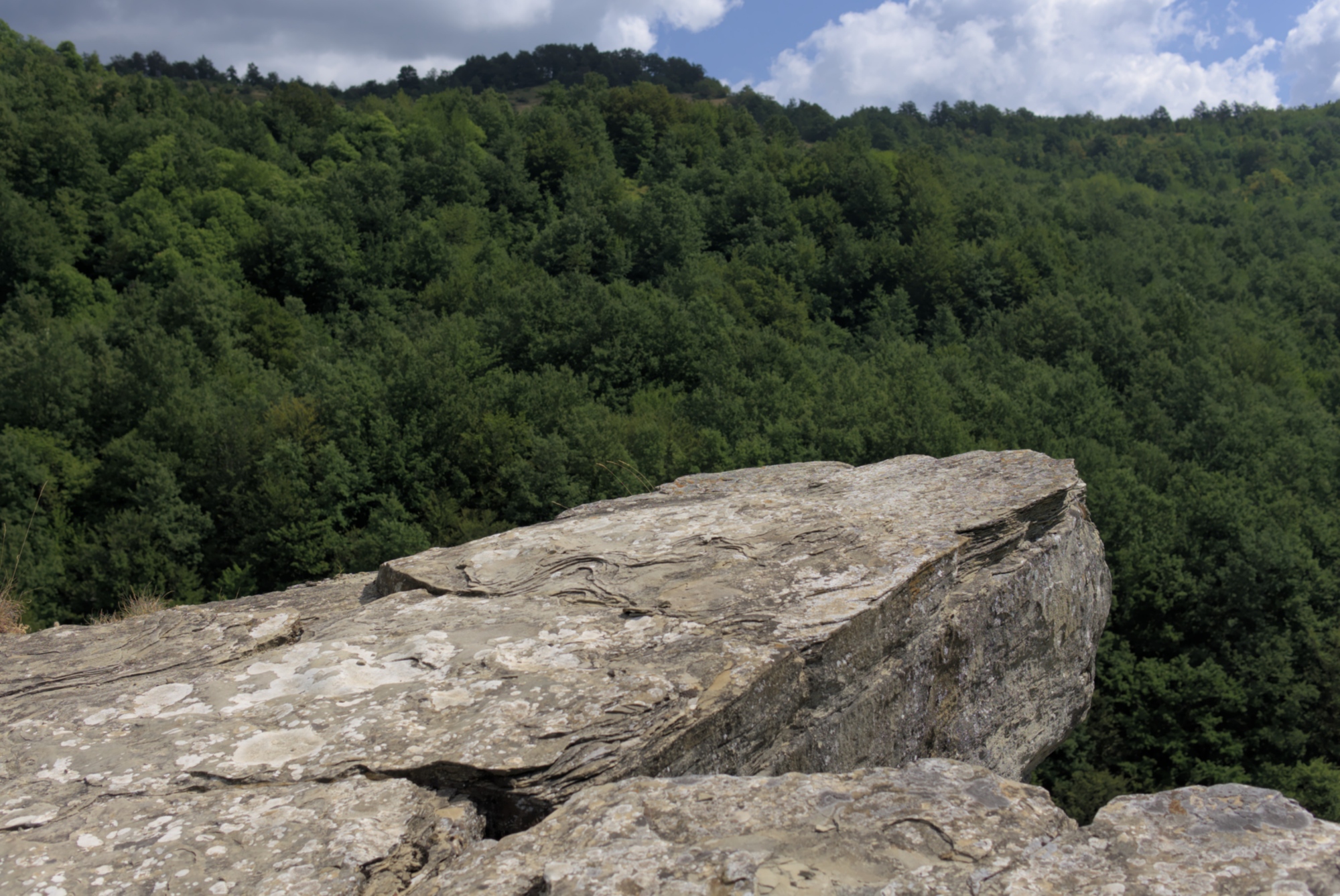 Acquacheta, roca que sobresale sobre el valle
