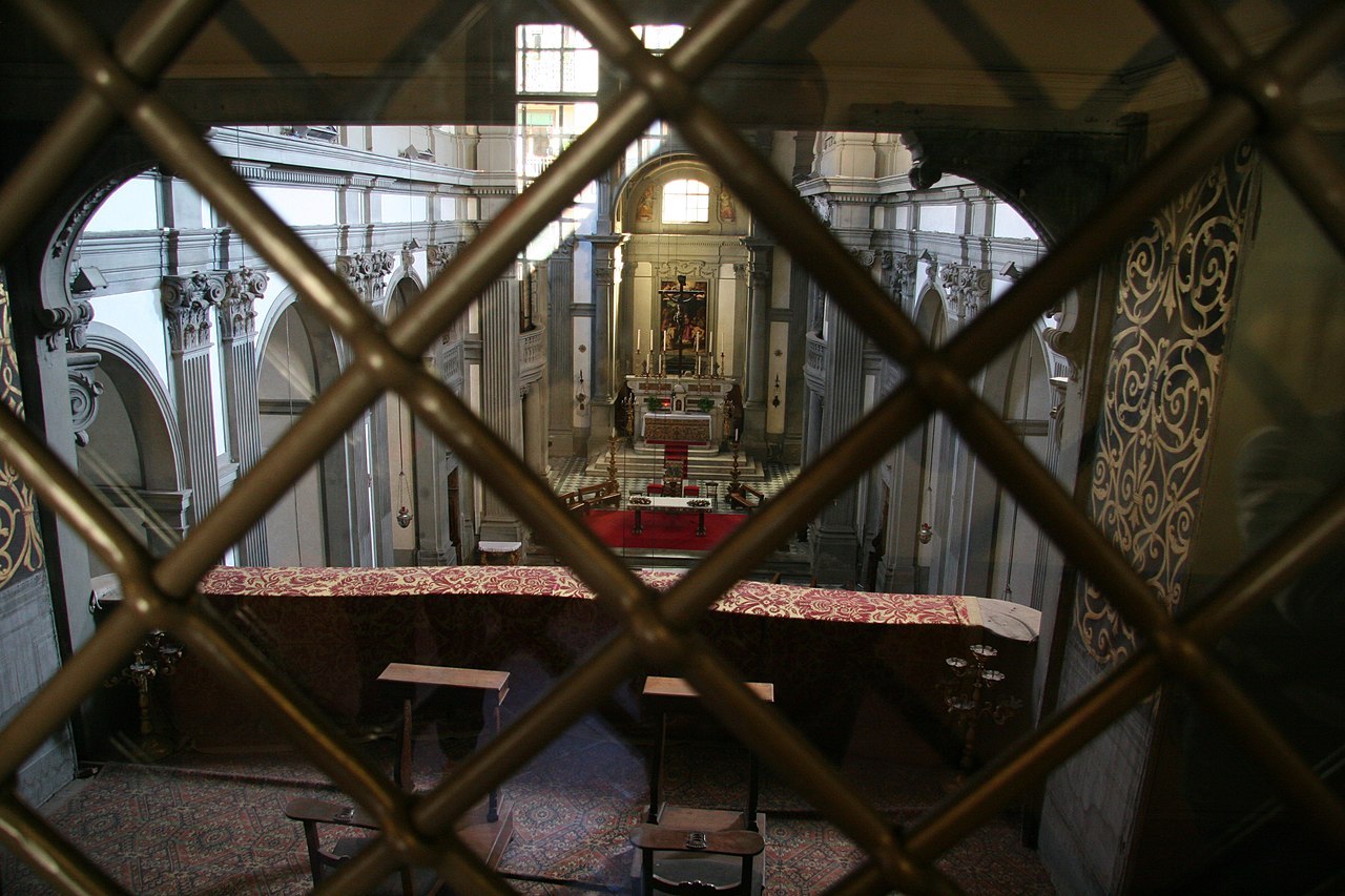 Blick auf das Innere der Kirche Santa Felicita vom Vasarikorridor aus