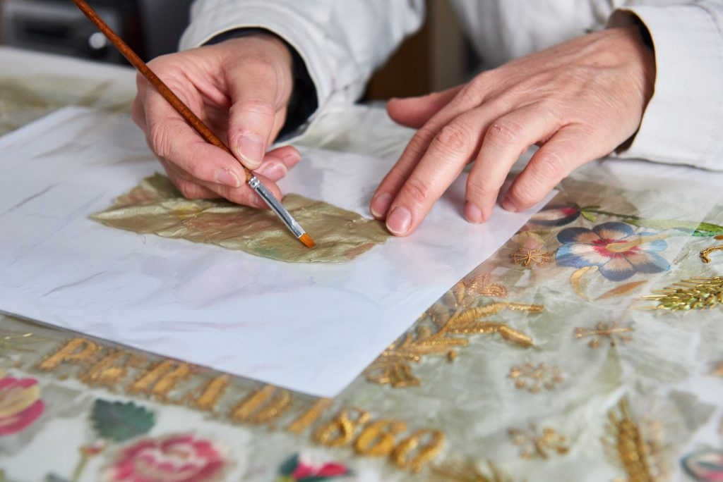 Laboratorio di restuaro tessile al Conventino fuori le mura