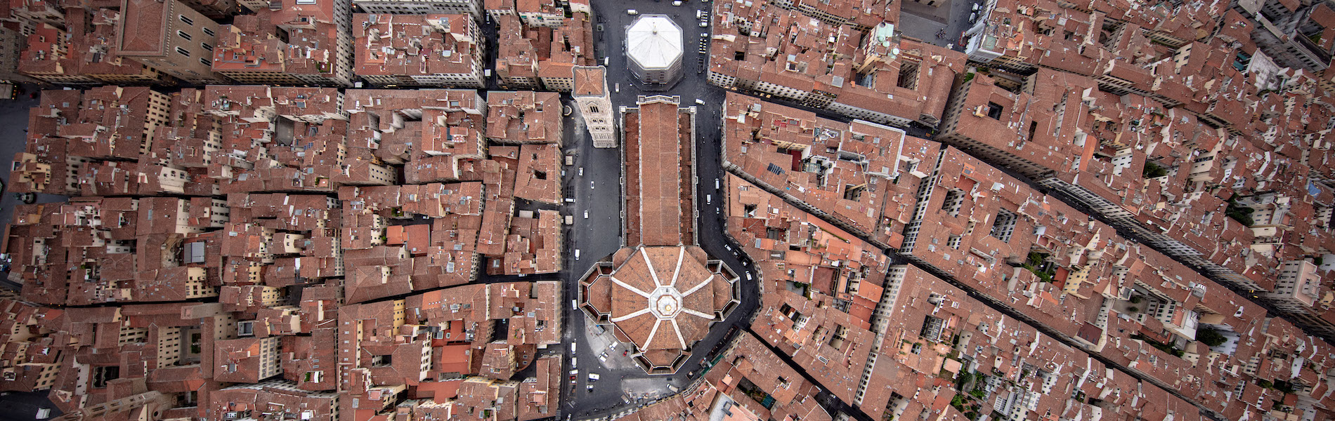 Firenze. veduta aerea della cupola del Brunelleschi di Santa Maria del Fiore-1900-600