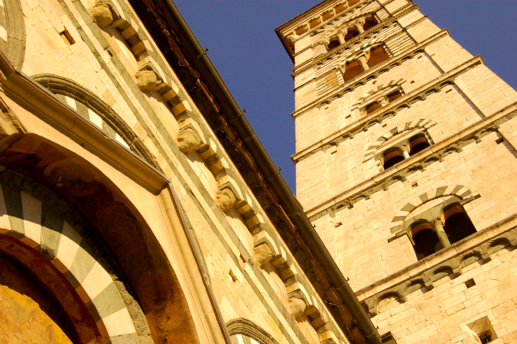 Der Kirchturm und die Fassade des Doms