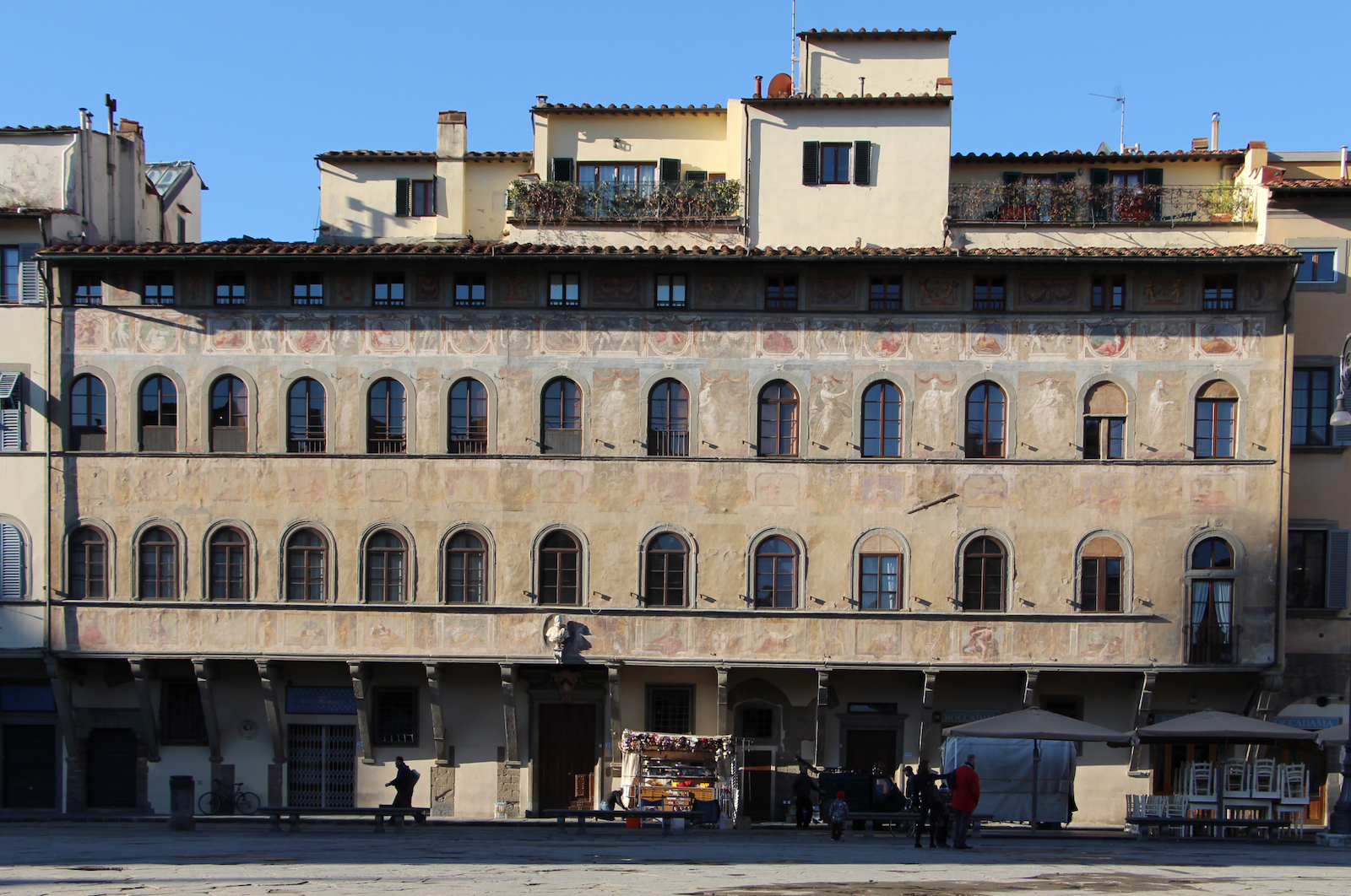 Fachada del Palacio Antella en la plaza Santa Croce de Florencia