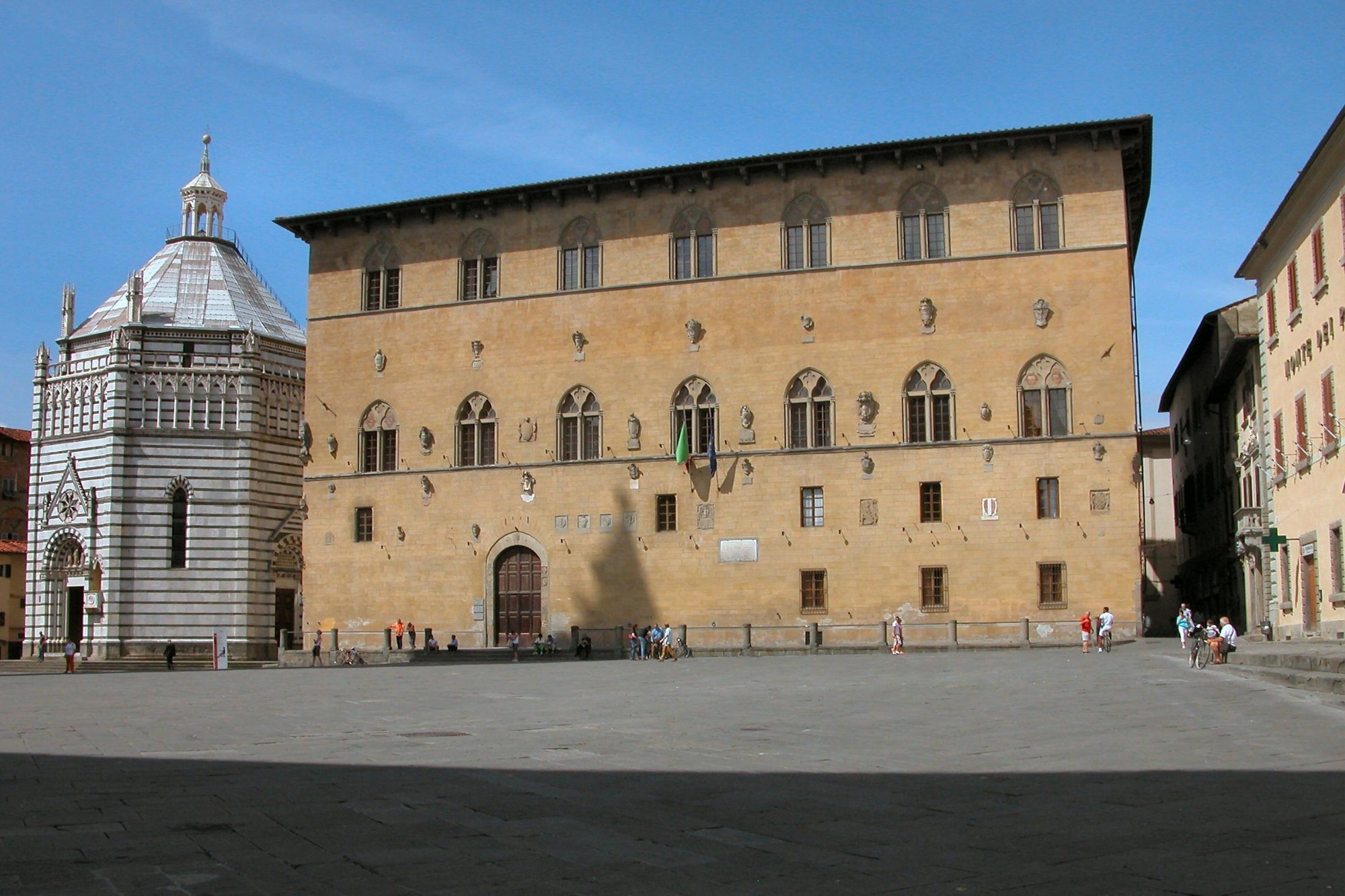 La facciata di Palazzo Pretorio a Pistoia, affianco al Battistero