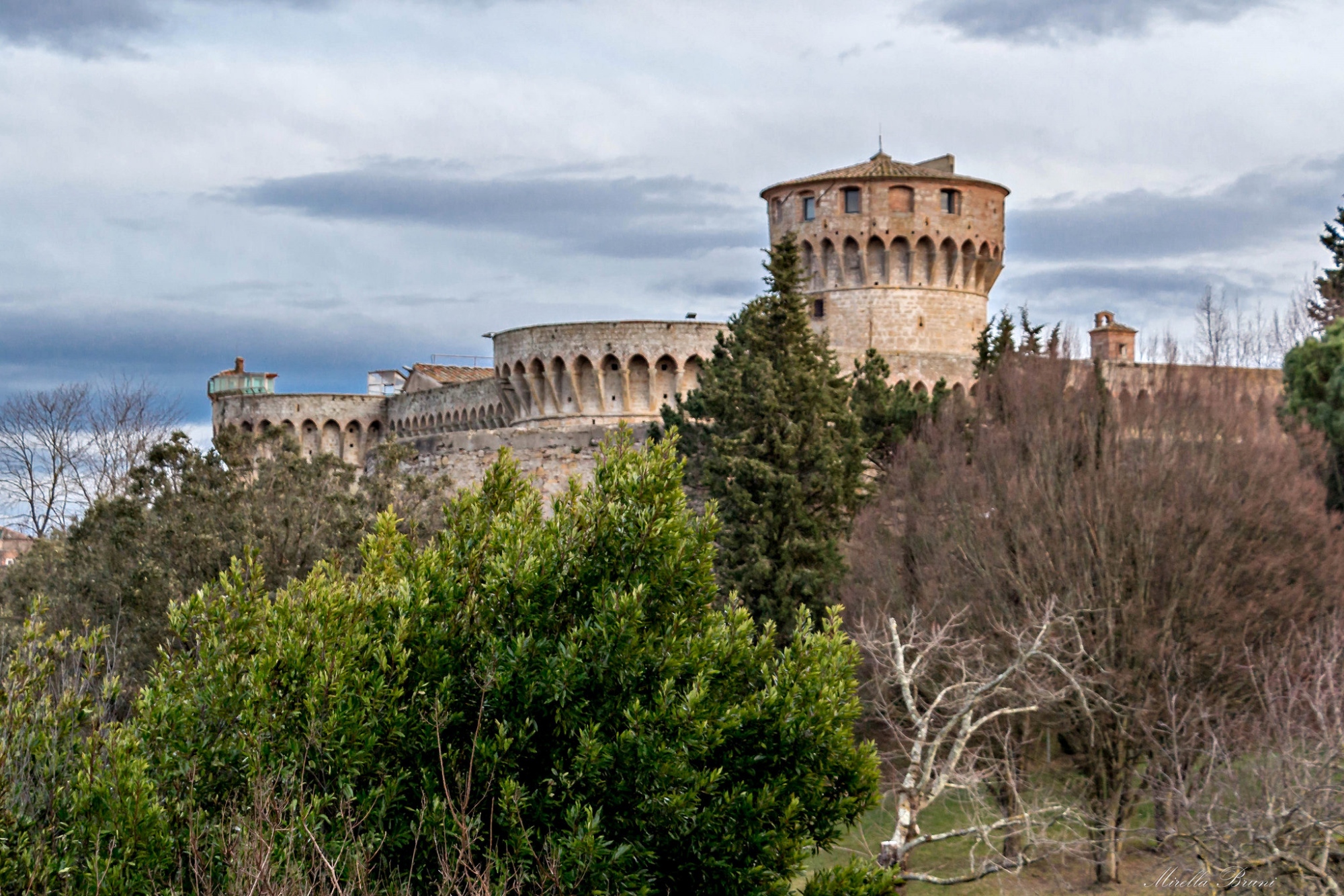 Vista de la Fortaleza Medicea con sus dos secciones, la Rocca Antica y la Rocca Nuova.